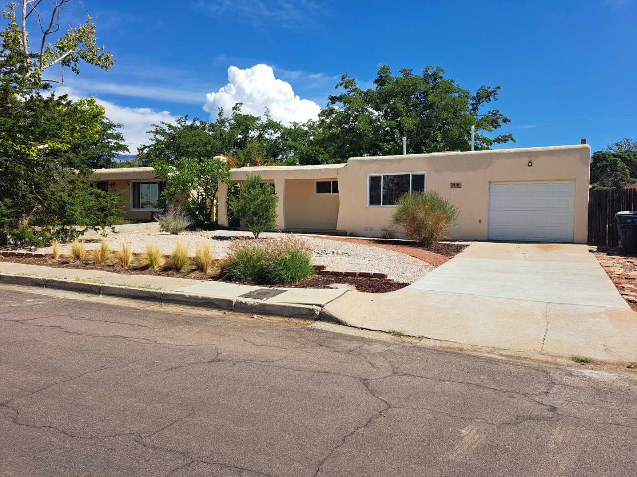3 BED 2 BATH SINGLE FAMILY HOME IN *CONVENIENTLY* LOCATED ALBUQUERQUE NEIGHBORHOOD!