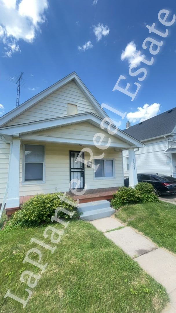 Charming and cozy 3-Bedroom Home with Fenced Yard