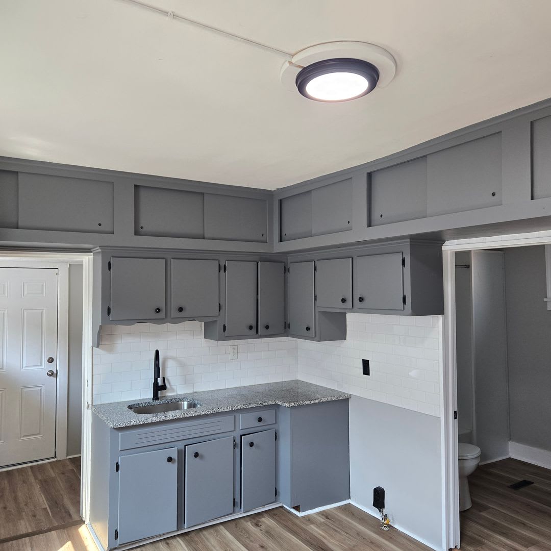 3 Bed Single Family with Huge Kitchen and Tons of Cabinet Space!