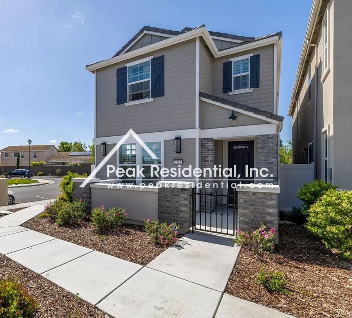 Updated 3bd/2.5ba West Sacramento Home with 2 Car Garage!