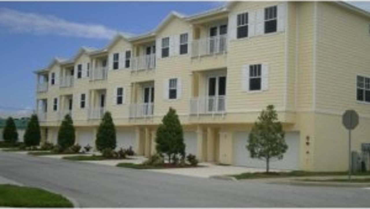 BEAUTIFUL END UNIT WITH RIVER VIEW 3BR/3.5 BA CONDO