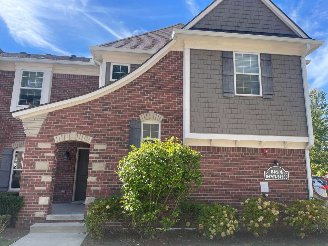 Shelby Township - 3 Bedroom, 2 Bath, End-Unit condo style w/Att Garage
