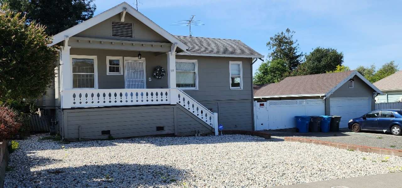 Large Sunny 4 Bedroom 3 Bath Country Style Home in Vallejo!