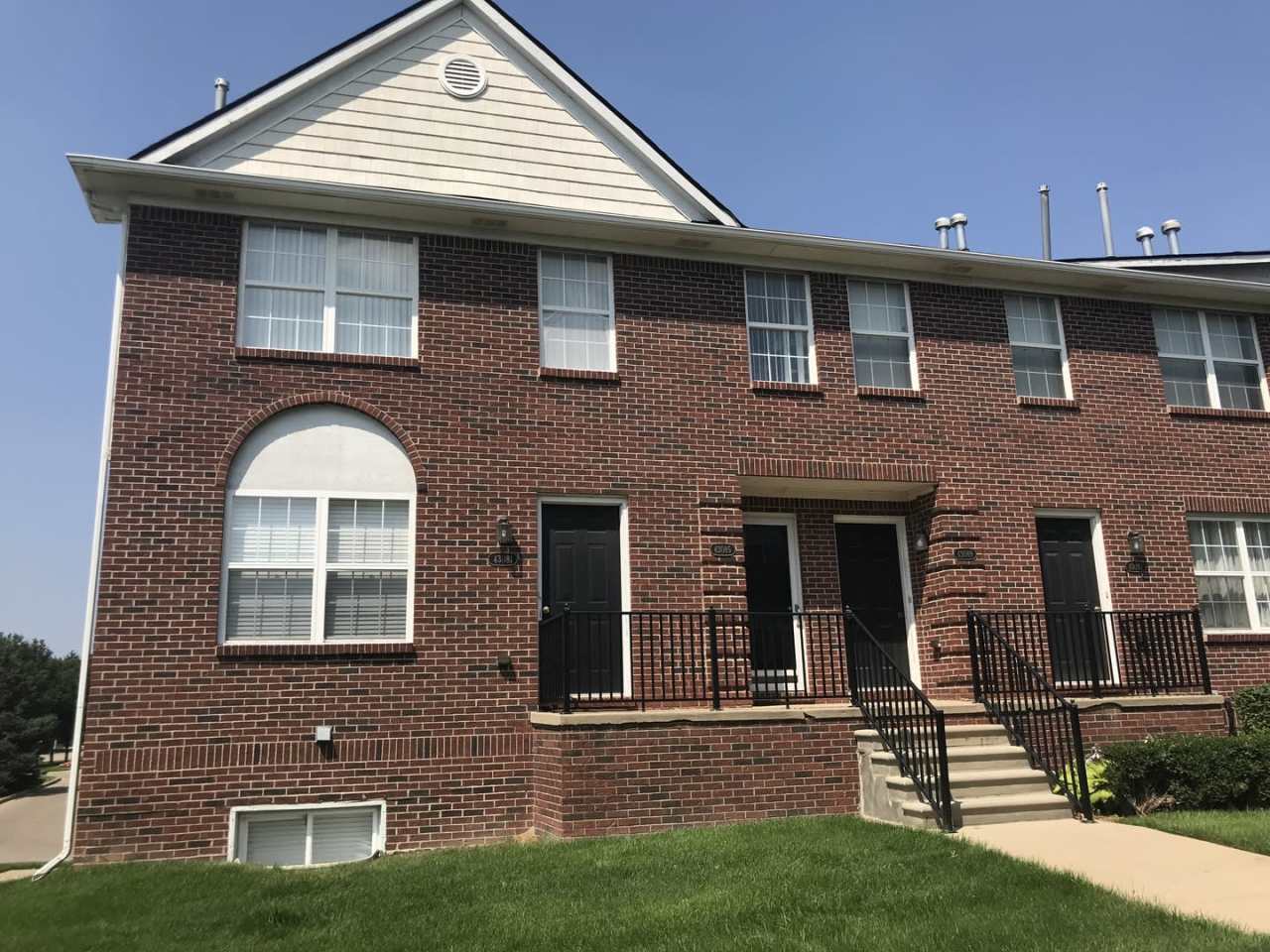 Charming 2-Bed, 2-Bath Upper Unit Condo for Rent in Sterling Heights!
