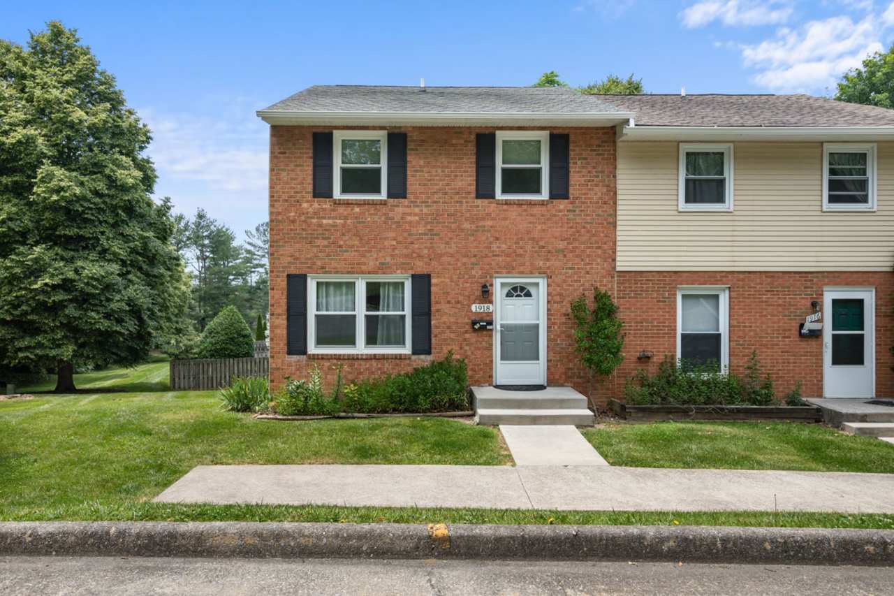 3 to 4 Bed/3 1/2 Bath. Pet friendly. Reserved Parking