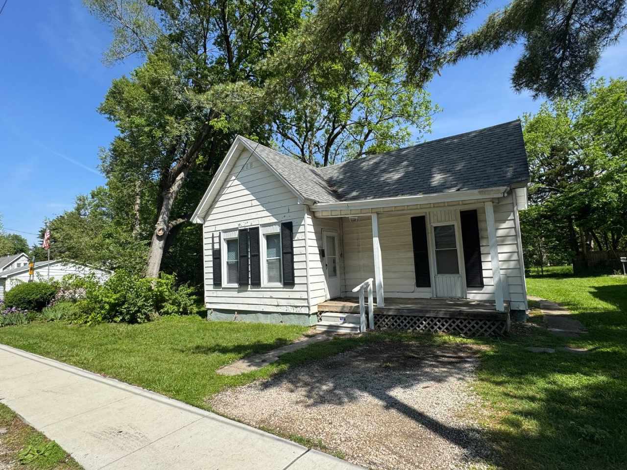 I Can See Clearly Now: Spacious 2 Bed, 1 Bath with High Ceilings