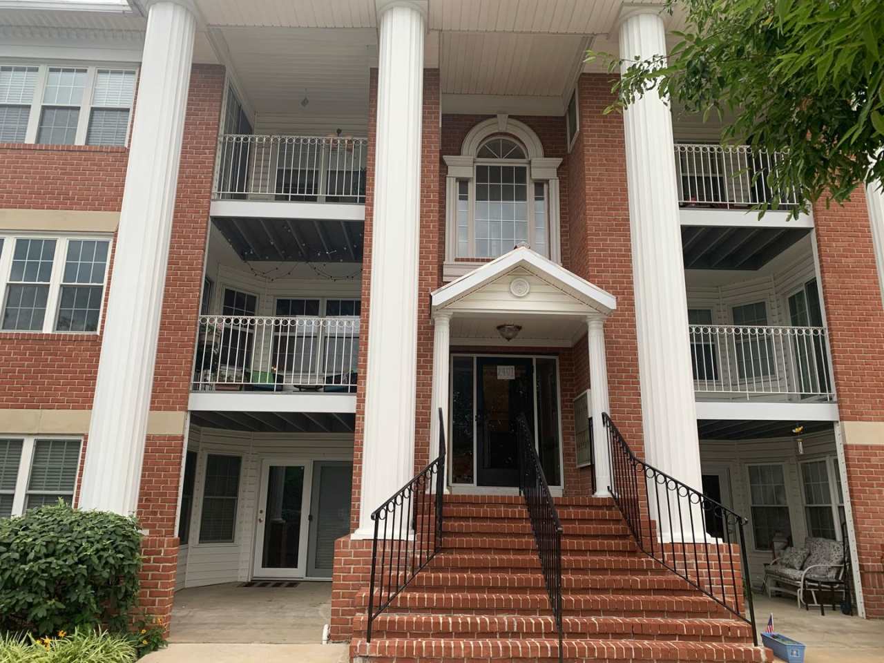 Nice Large Condo on Ground Level for Rent in Awesome Neighborhood!