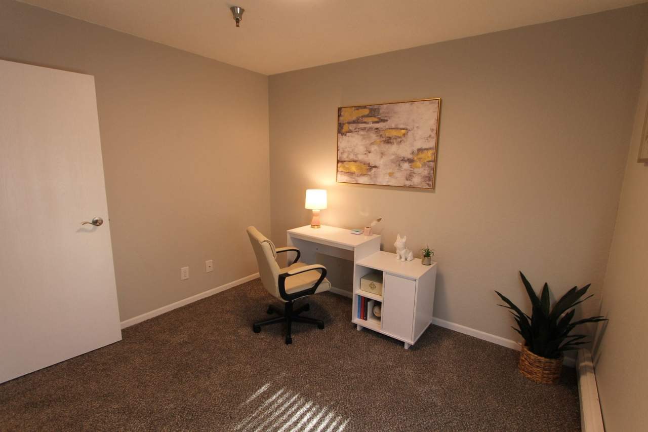 Amazing updates on this 3 bedroom apartment. Check out the LIncoln Woods today!