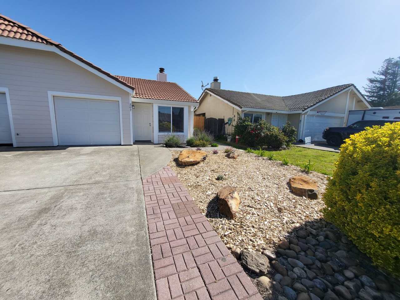 Newly Remodeled 2bd/2ba Duplex in Quiet Cul-de-Sac ~207 Stokes Court, Petaluma