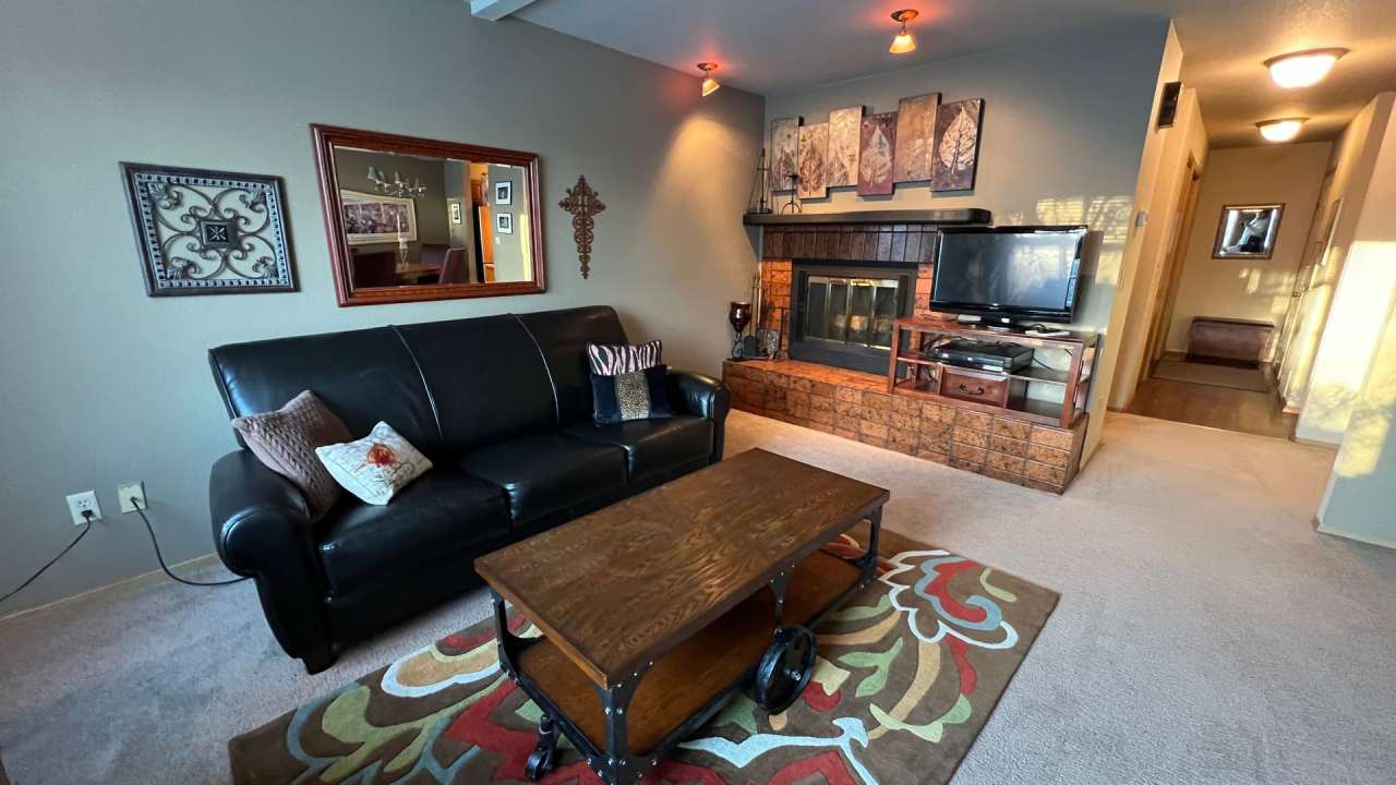 2 Bedroom Jewel Lake Condo with Beautiful Finishes! Available 6/27!