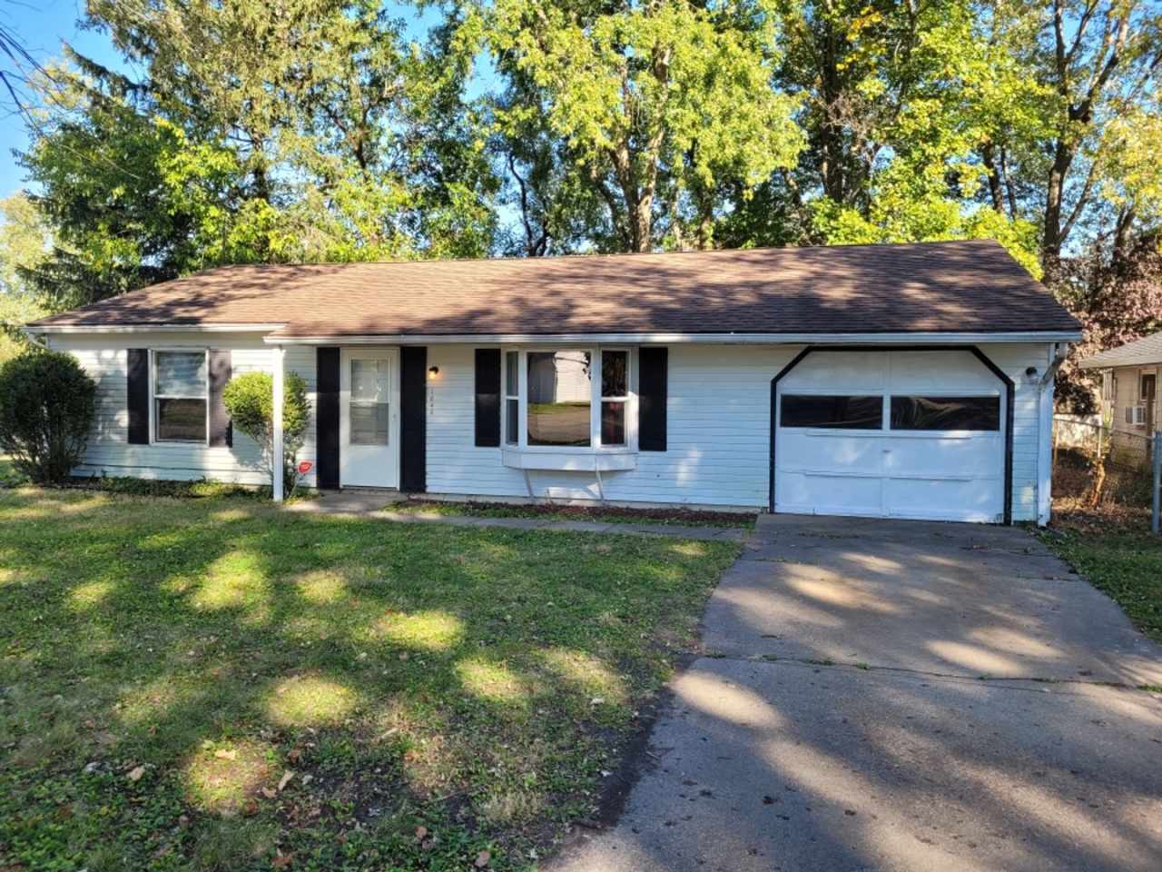 Great Ranch House next to a Park and Public Swimming Pool!