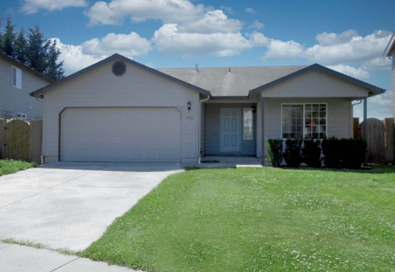 Updated 3 Bedroom 2 Bathroom Home in Battle Ground with Great Fully Fenced Back Yard!