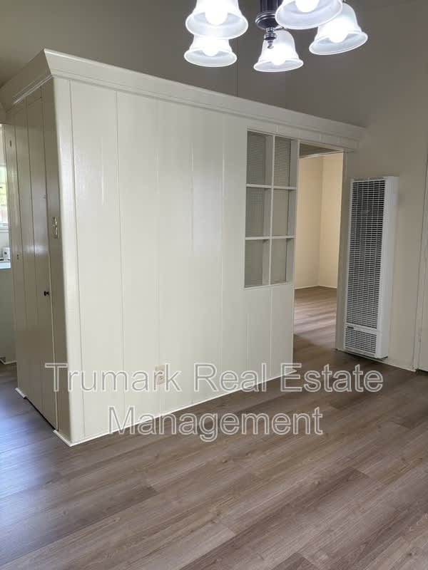 1037 E Glenoaks Blvd