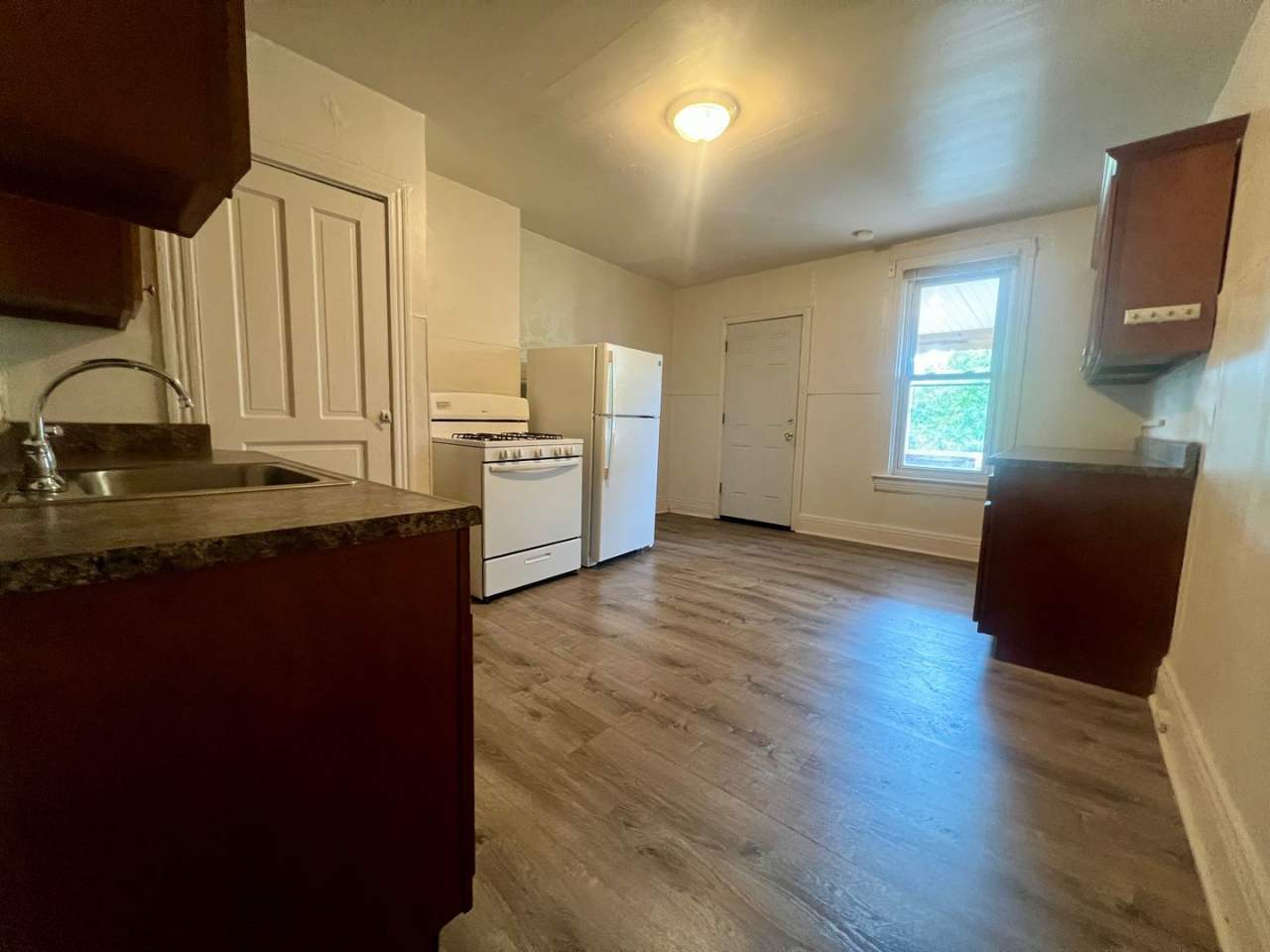 Large 3 BR in South Oakland! Covered Balcony! Close to Campus!