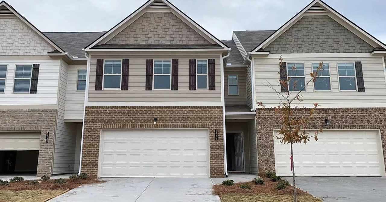 3 BEDROOM TOWNHOME IN OAKWOOD!