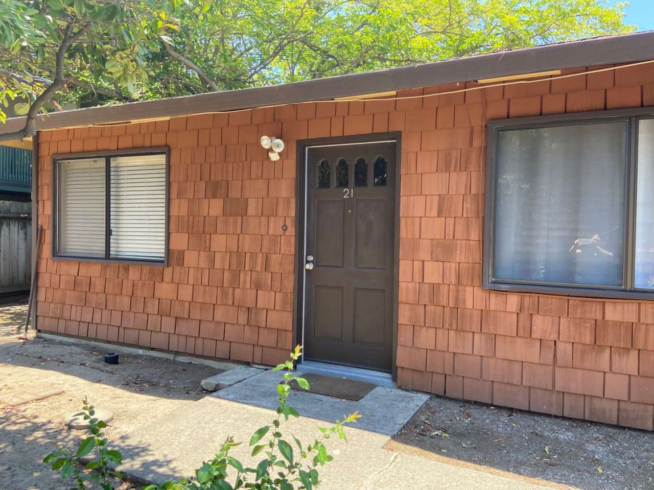 Well maintained 2 bed/1 bath unit in heart of Walnut Creek