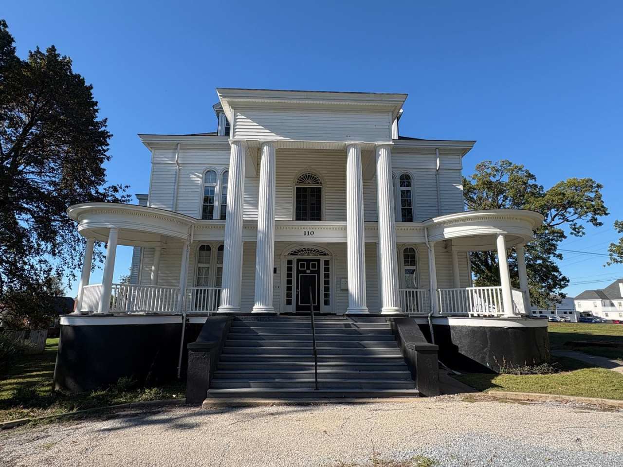 Spacious apartment in historic house!