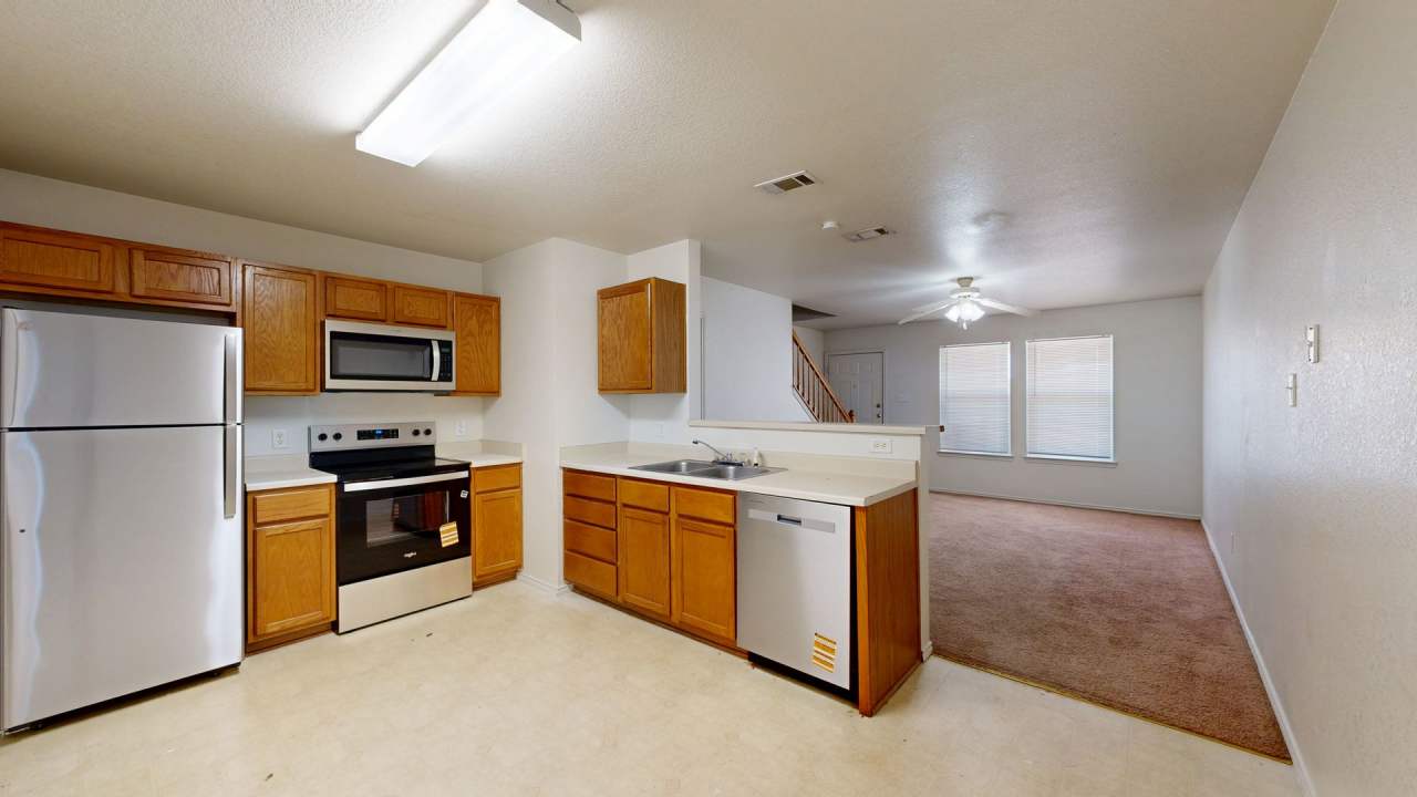 2 BEDROOMS TOWNHOUSE STYLE WITH NEW STAINLESS STEEL APPLIANCES!!!!