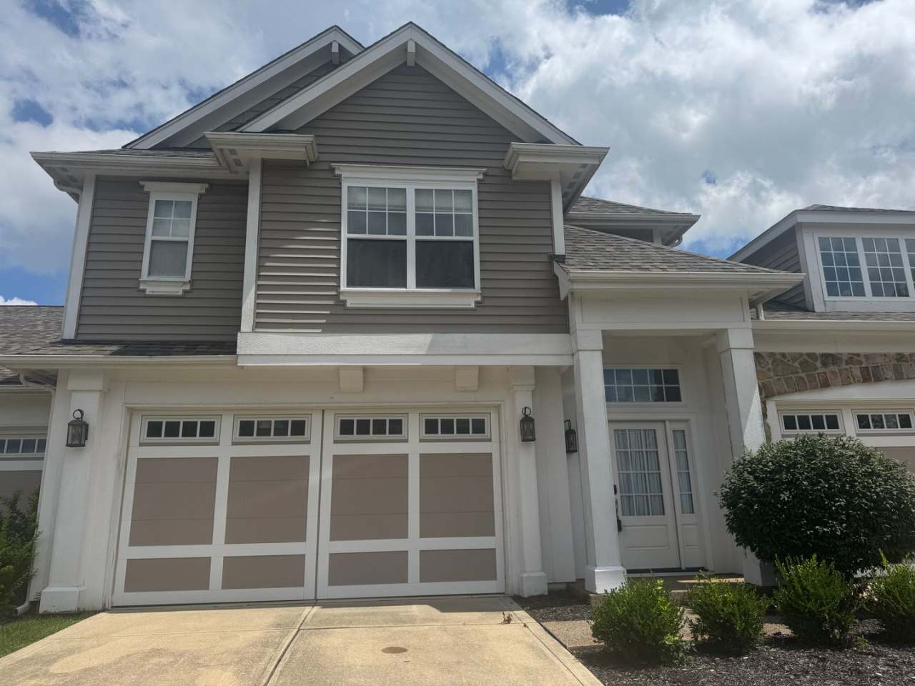Now showing this 3Br, 2 1/2 BA condo located at 581 Beehler Dr., Whiteland, IN