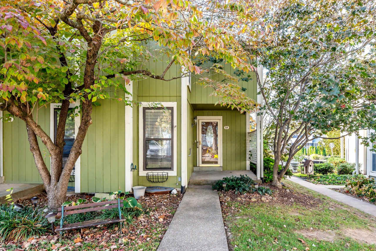 Live the Lake Lifestyle! 3-bedroom, 1.5-bath Condo