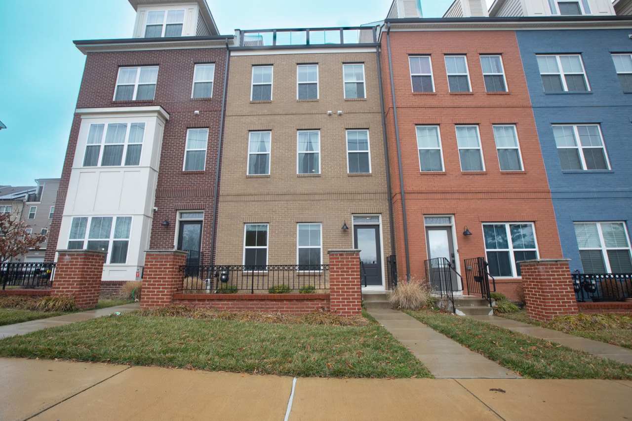 Spacious 4 BR/4.5 BA Townhome in Wheaton-Glenmont!