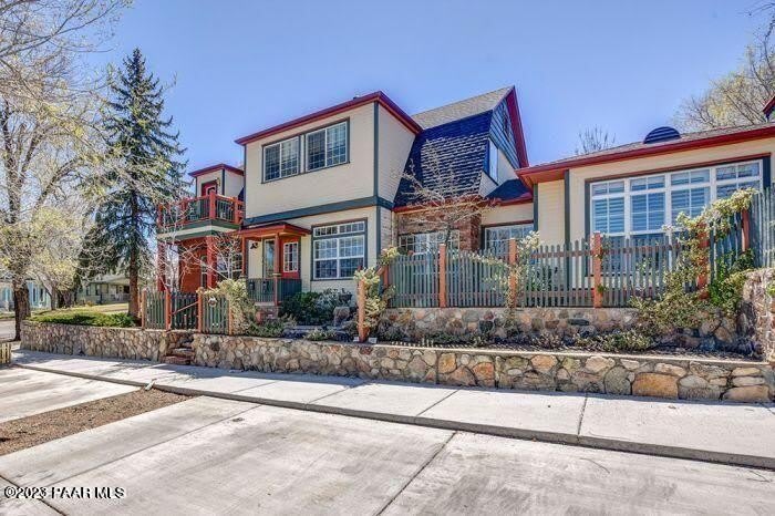 325 E Union 'Cottage' Street