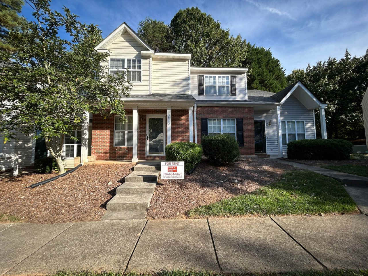Charming 2BR/2.5BA Townhome in Greensboro