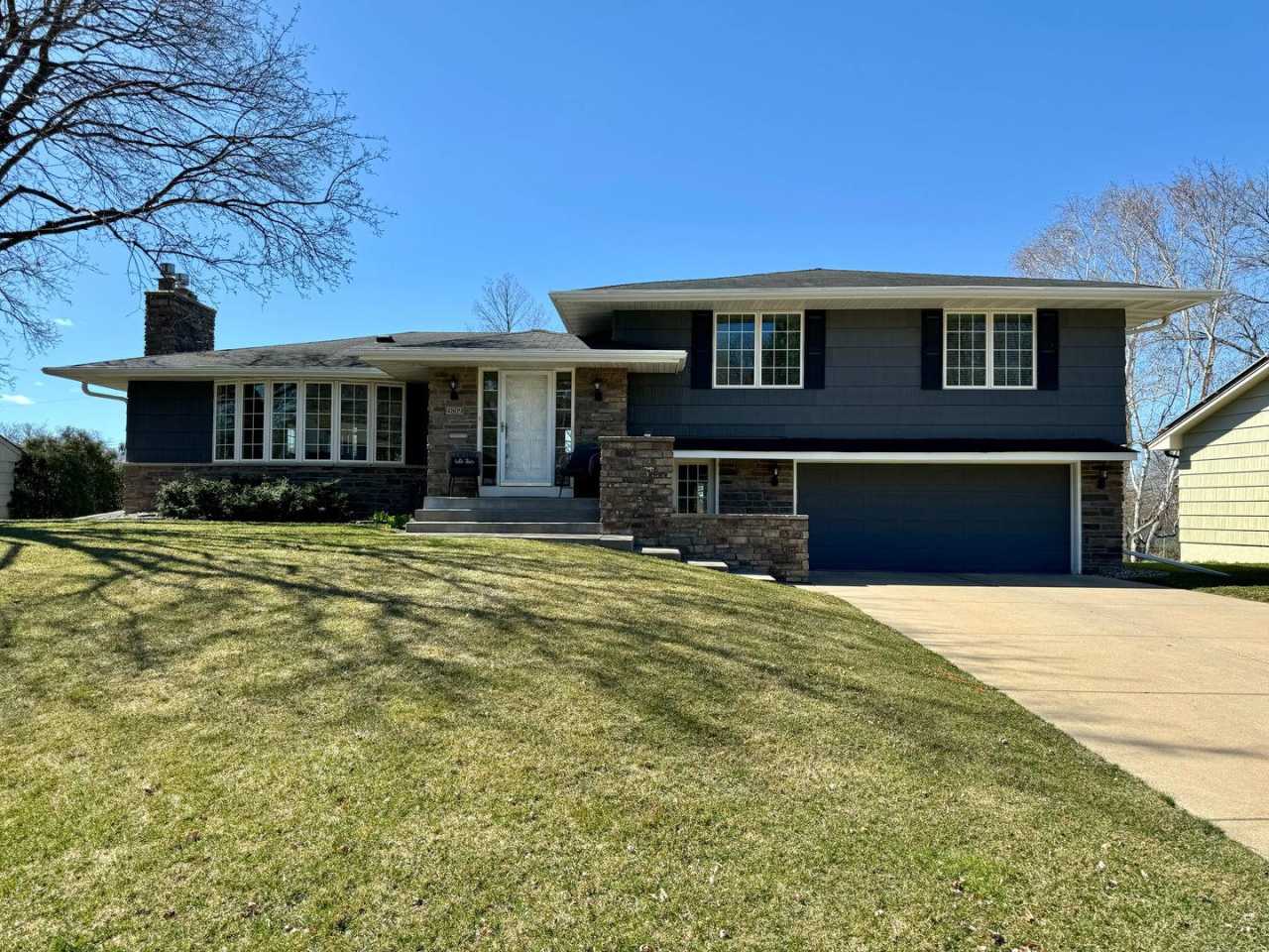 Beautiful 4 Bedroom Home for Rent in Edina!! Available April 1st