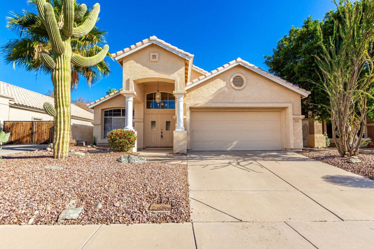 Beautiful 3 bedroom home in Ahwatukee Foothills with sparkling pool!