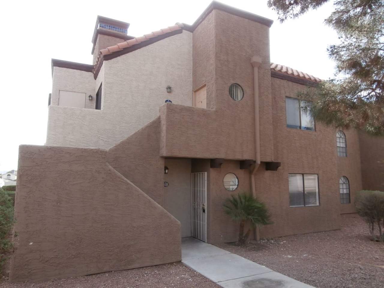 Pleasant 2 Bedroom 2 Bathroom Condo in Gated Community!