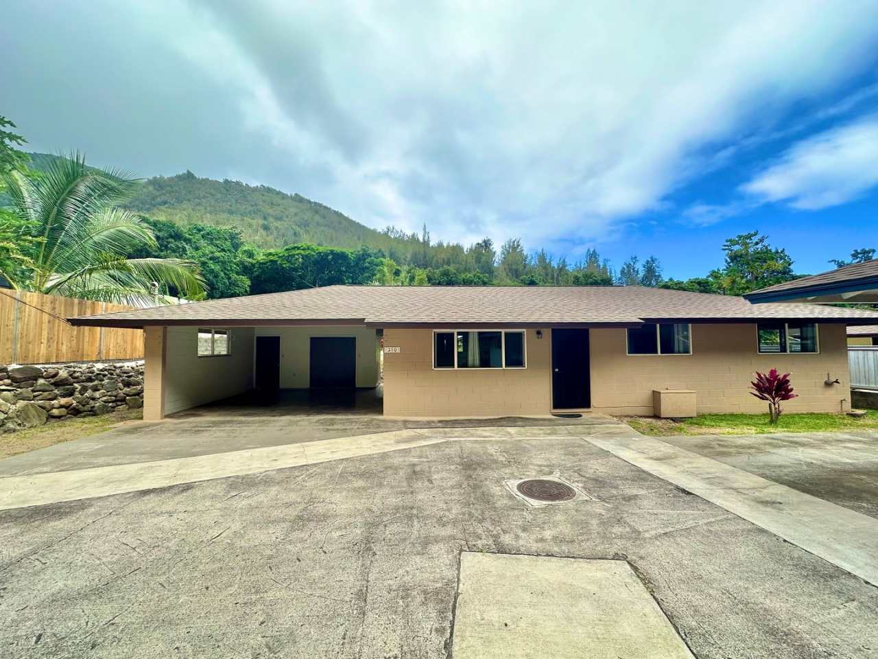 3 Bedroom / 1 Bathroom Home on Iao Valley Rd!