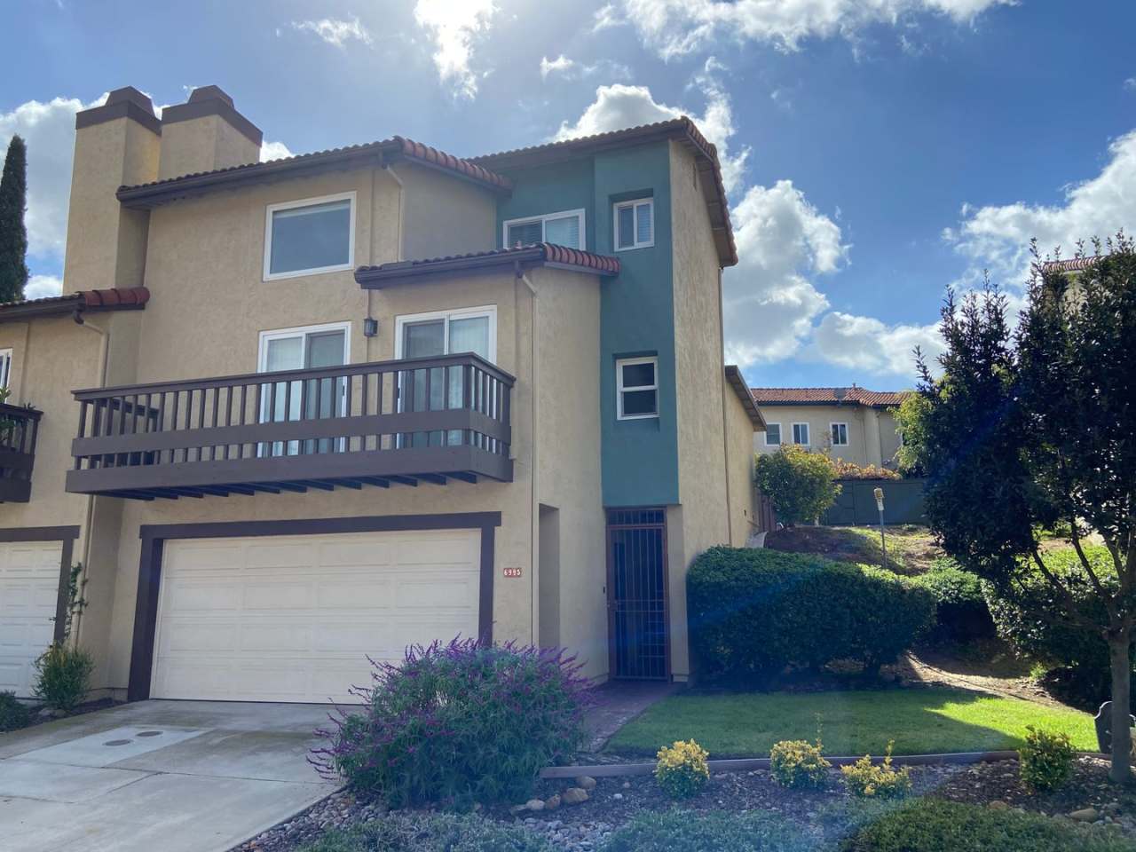 Completely Remodeled Townhouse in Fashion Hills!!