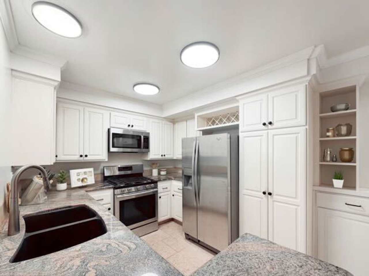 Beautiful Upgraded 2 Bed / 2 Bath 1 Story Condo Located in The Lakes in Carmel Valley