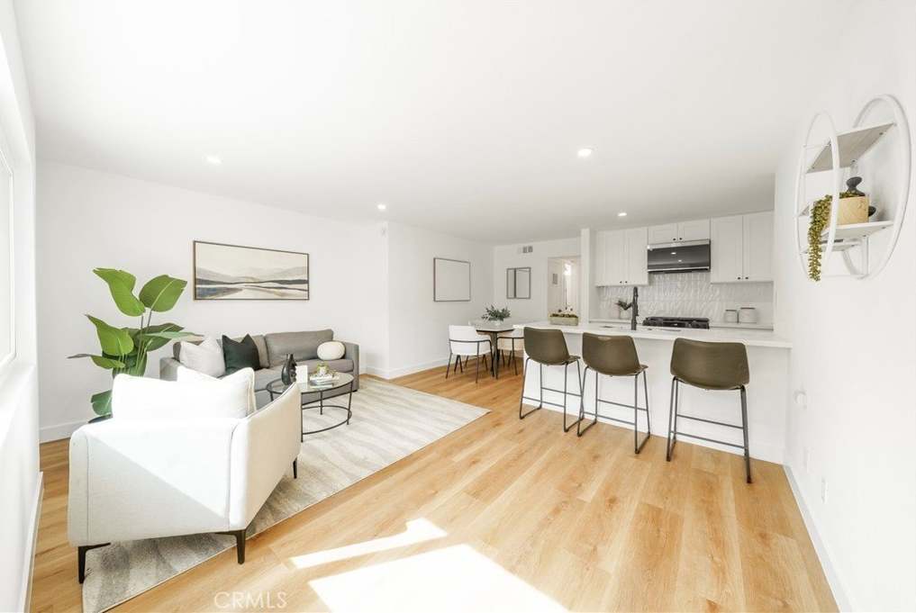 957 S Gramercy Drive