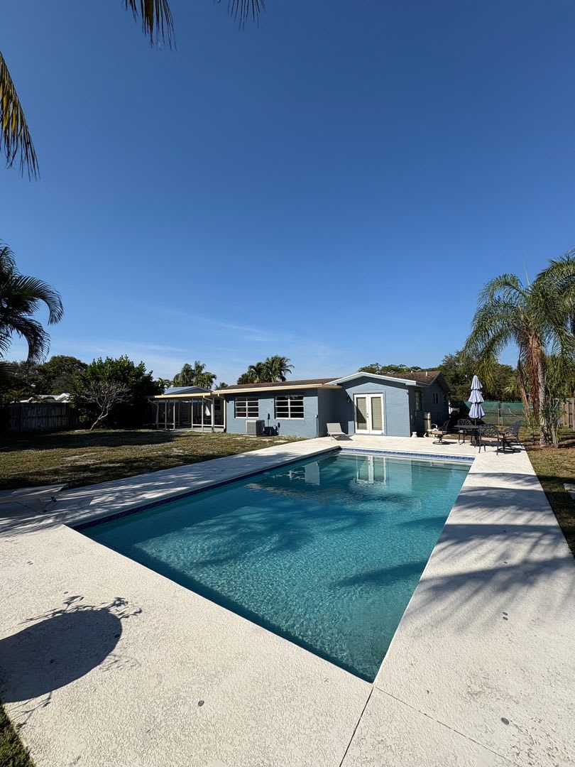 3/2 Pool  Patio home in Stuart! Pool / Lawn care included!