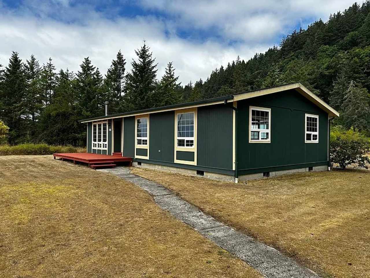 Chinook, WA 3 Bedroom 2 Bath Home with View and Garage