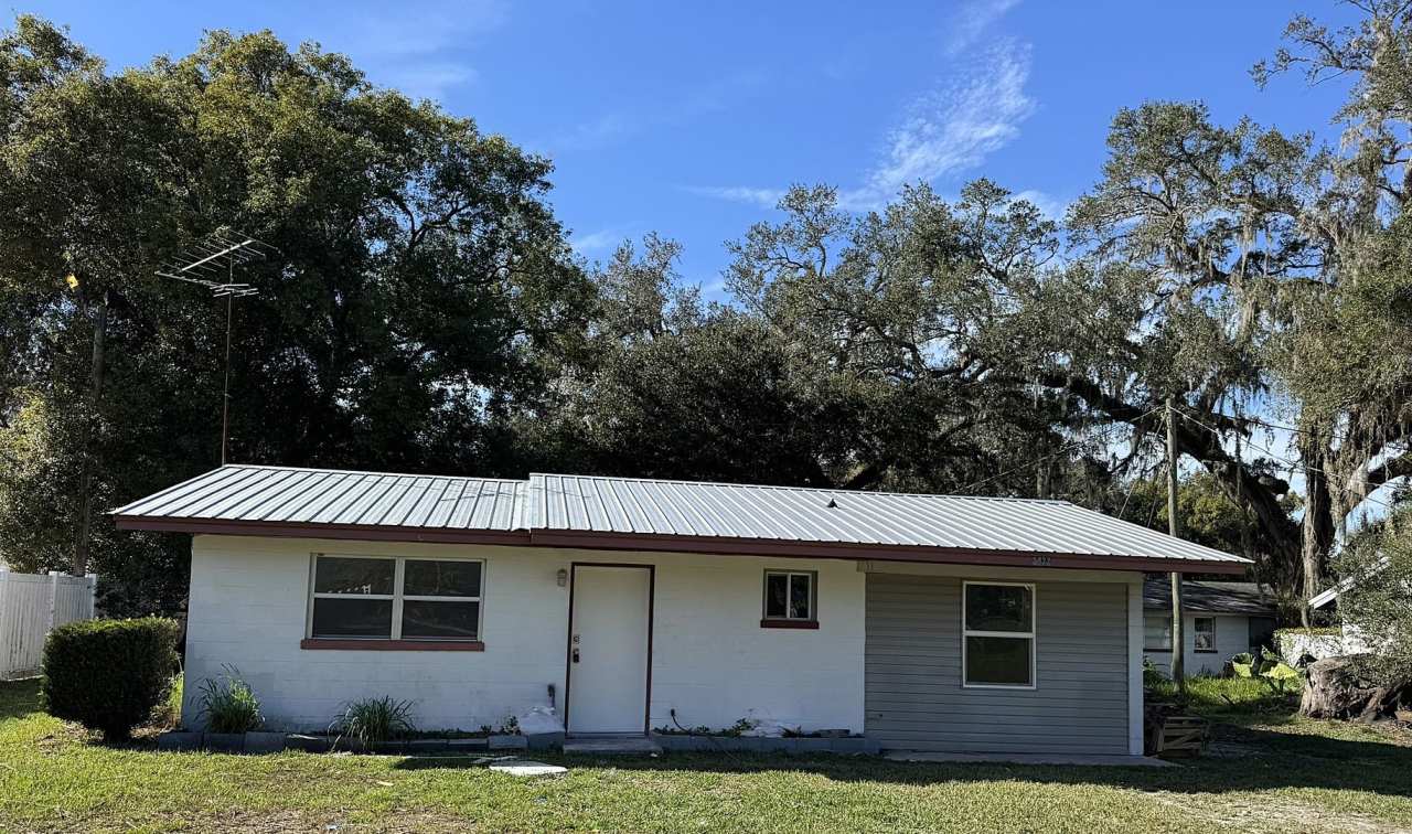 Recently Remodeled 2BR/1BA Zephyrhills Home, Water  Sewer Included w/Rent