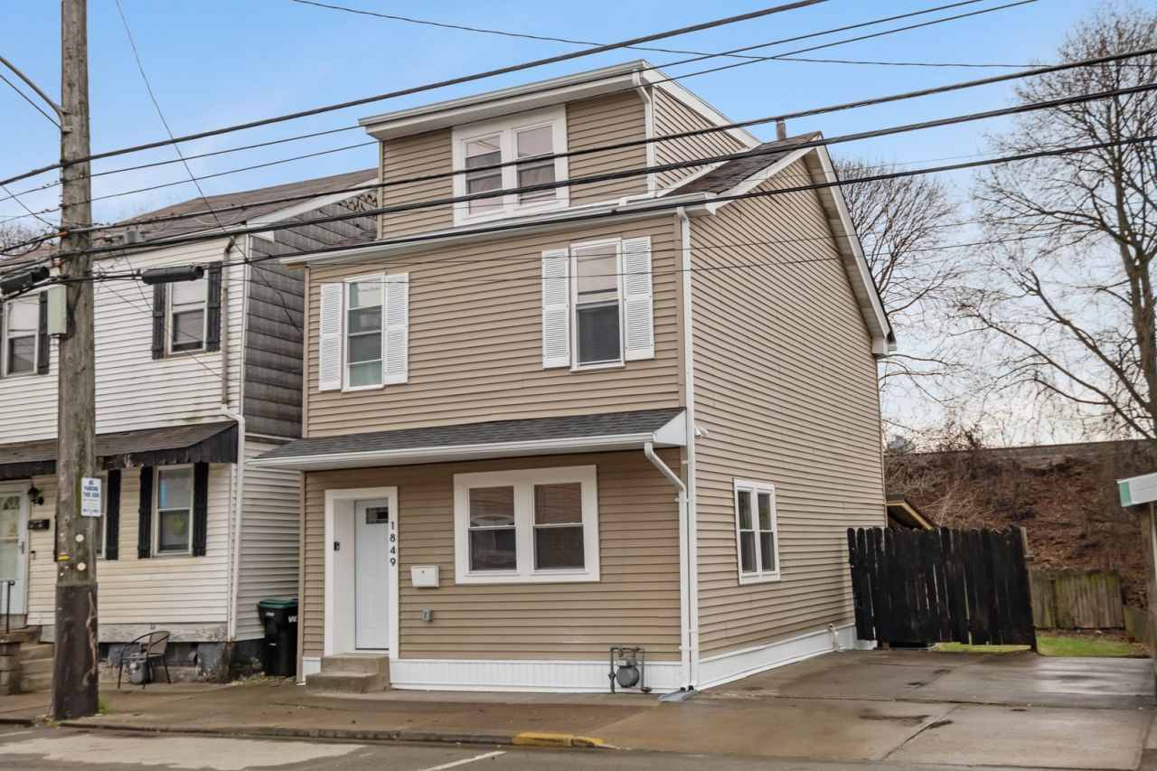 Luxury 3-Bedroom, 2.5-Bathroom House in Sharpsburg!