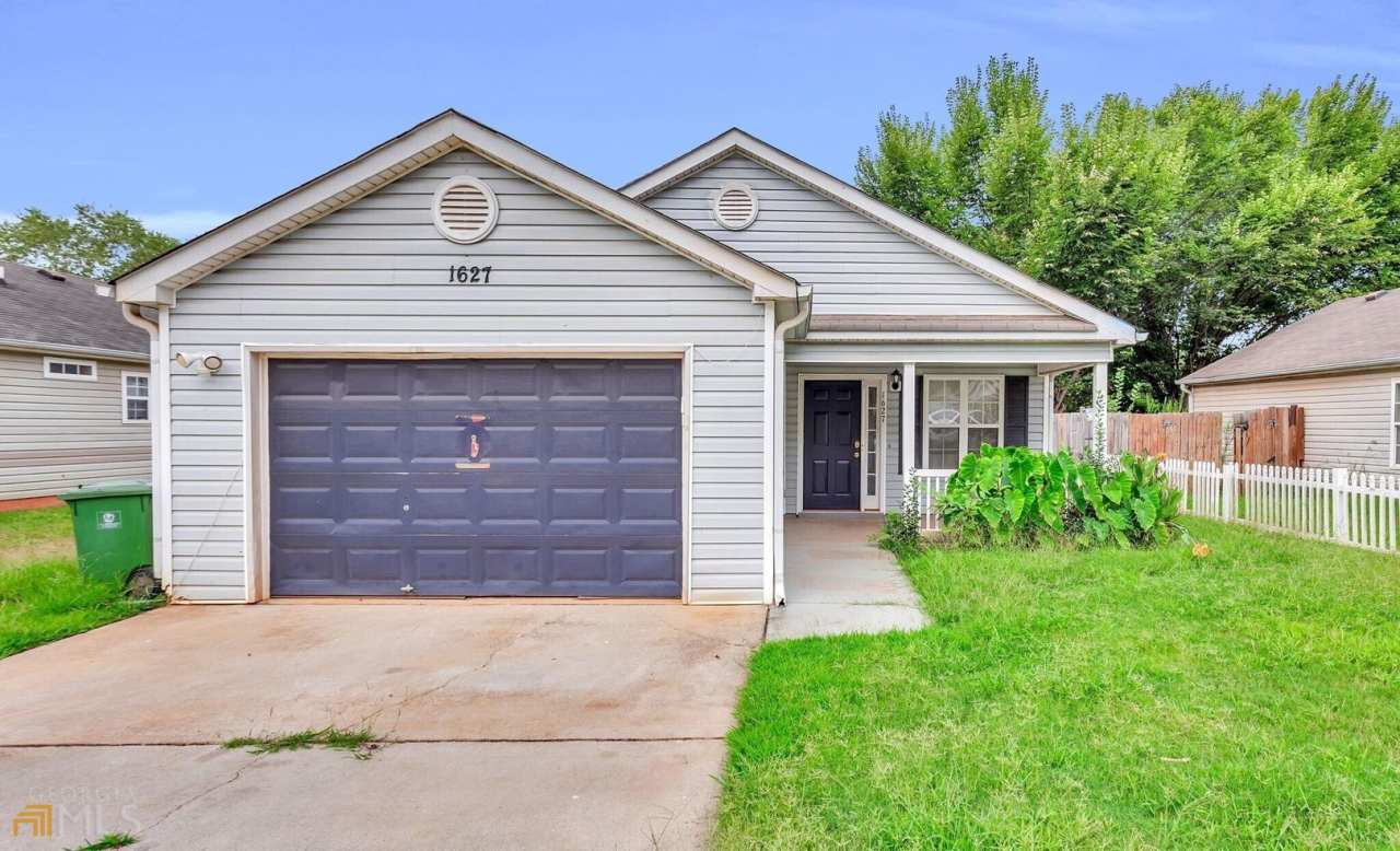 Charming 3 bedroom 2 bath Ranch style home with 1 car garage