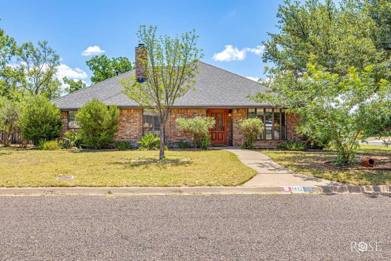 Gorgeous 3 bed/2bath home in The Bluffs AVAILABLE NOW!