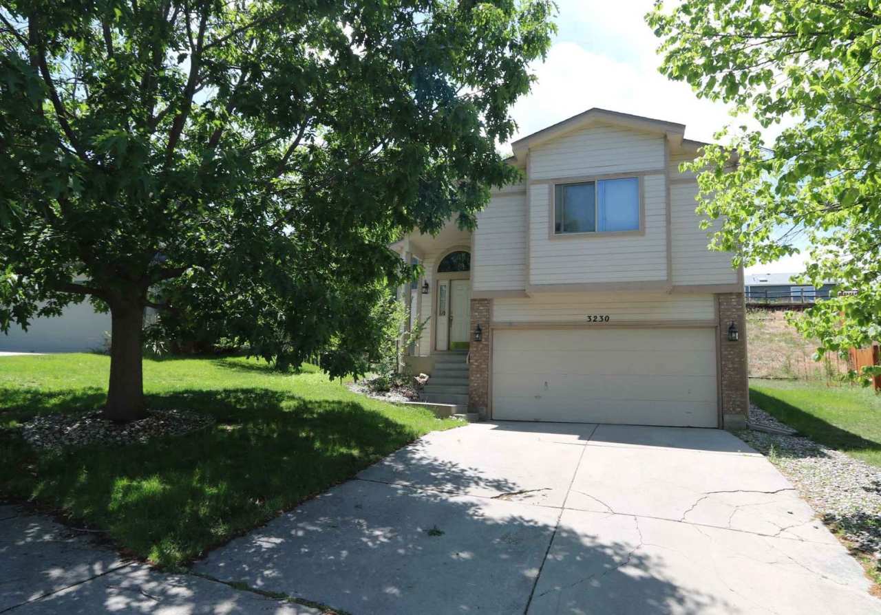 Near Ft Carson, 1342sf Bi-level, 3bd/2ba/2-car!