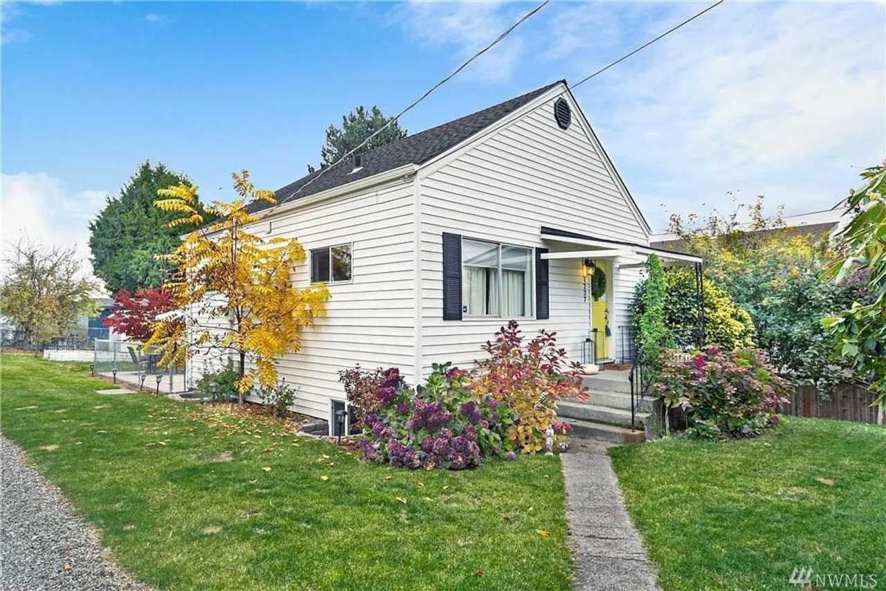 $1000 off 1 months rent/ lease start 12/1 Light-Filled Home with Modern Updates,Fenced Yard and More