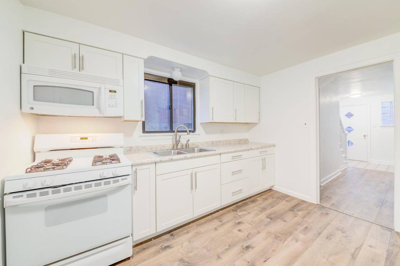 Amazing 3 bedroom home in South side available May 1!