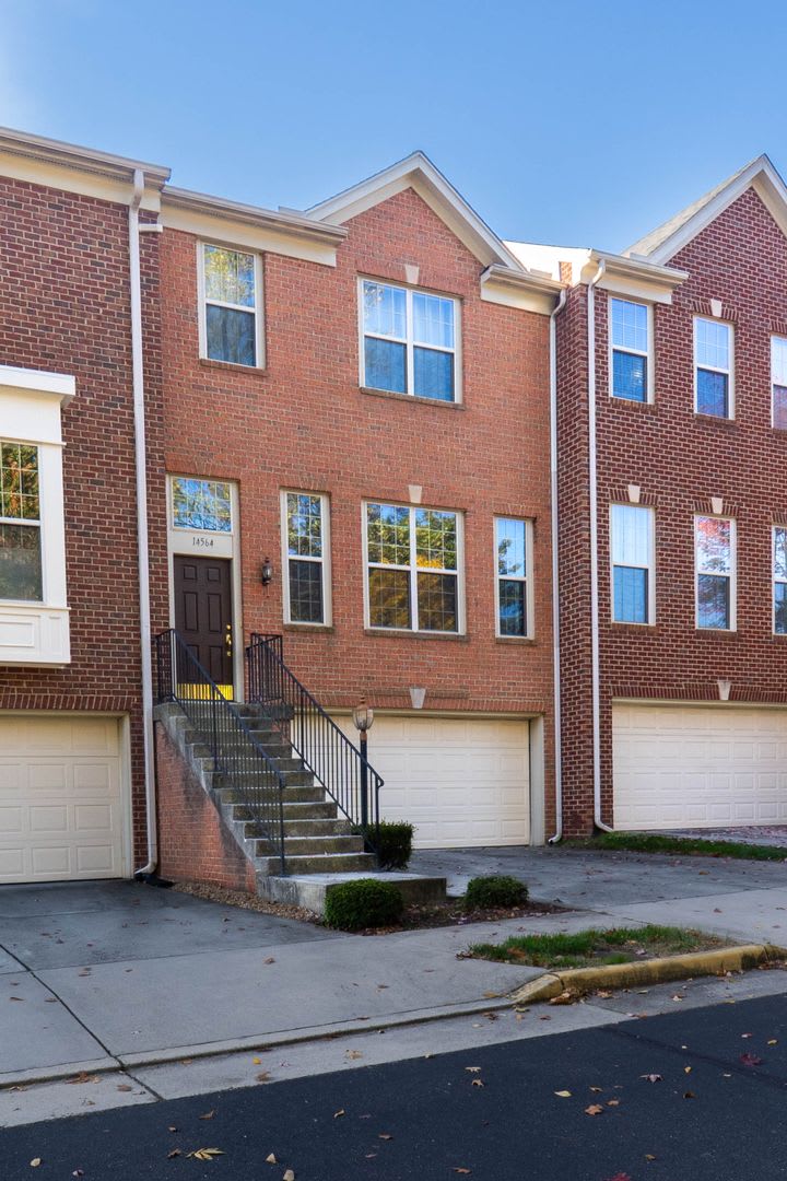 Stunning Centreville Townhome With Excellent Commuter Access