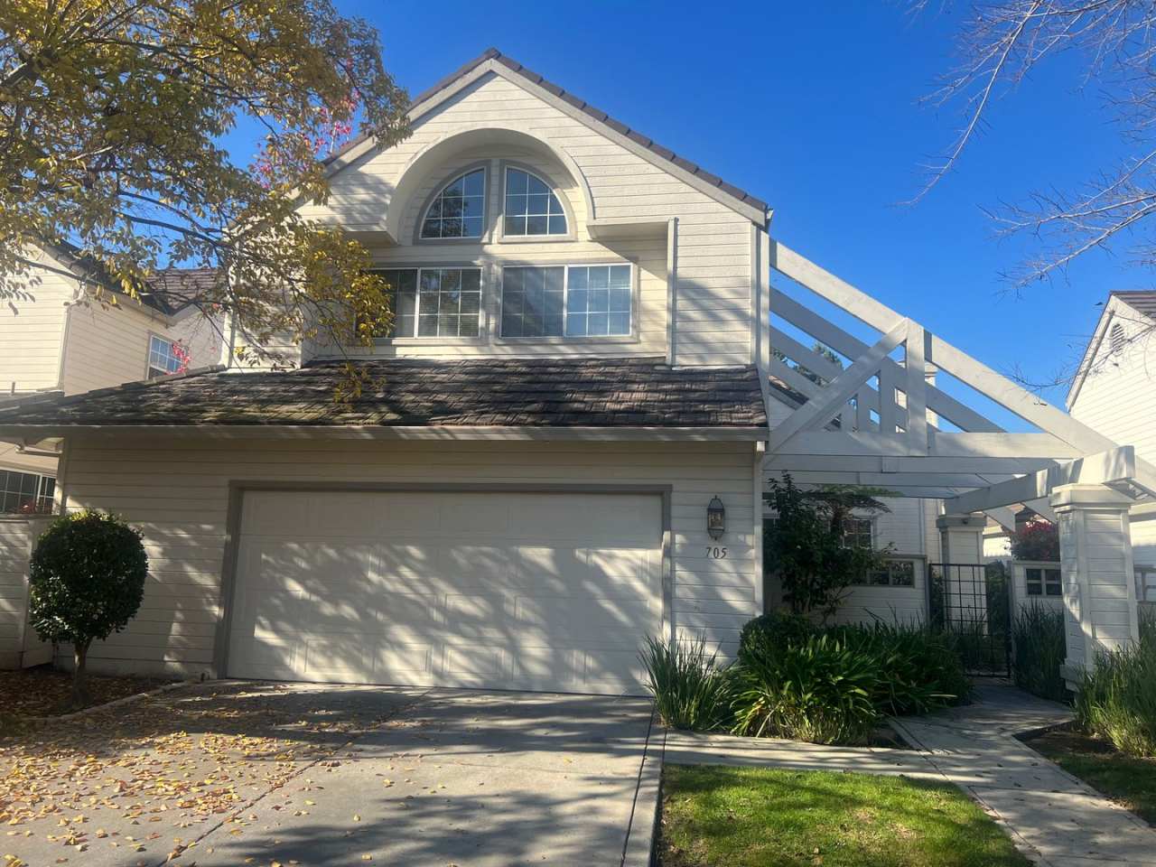 Spacious 3 bed 2.5 bath home in Mountain View. Must see!