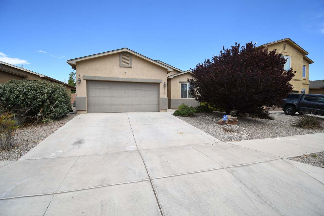 Beautiful Single Story ------3 Bedroom 2 Bathroom 2 Car Garage