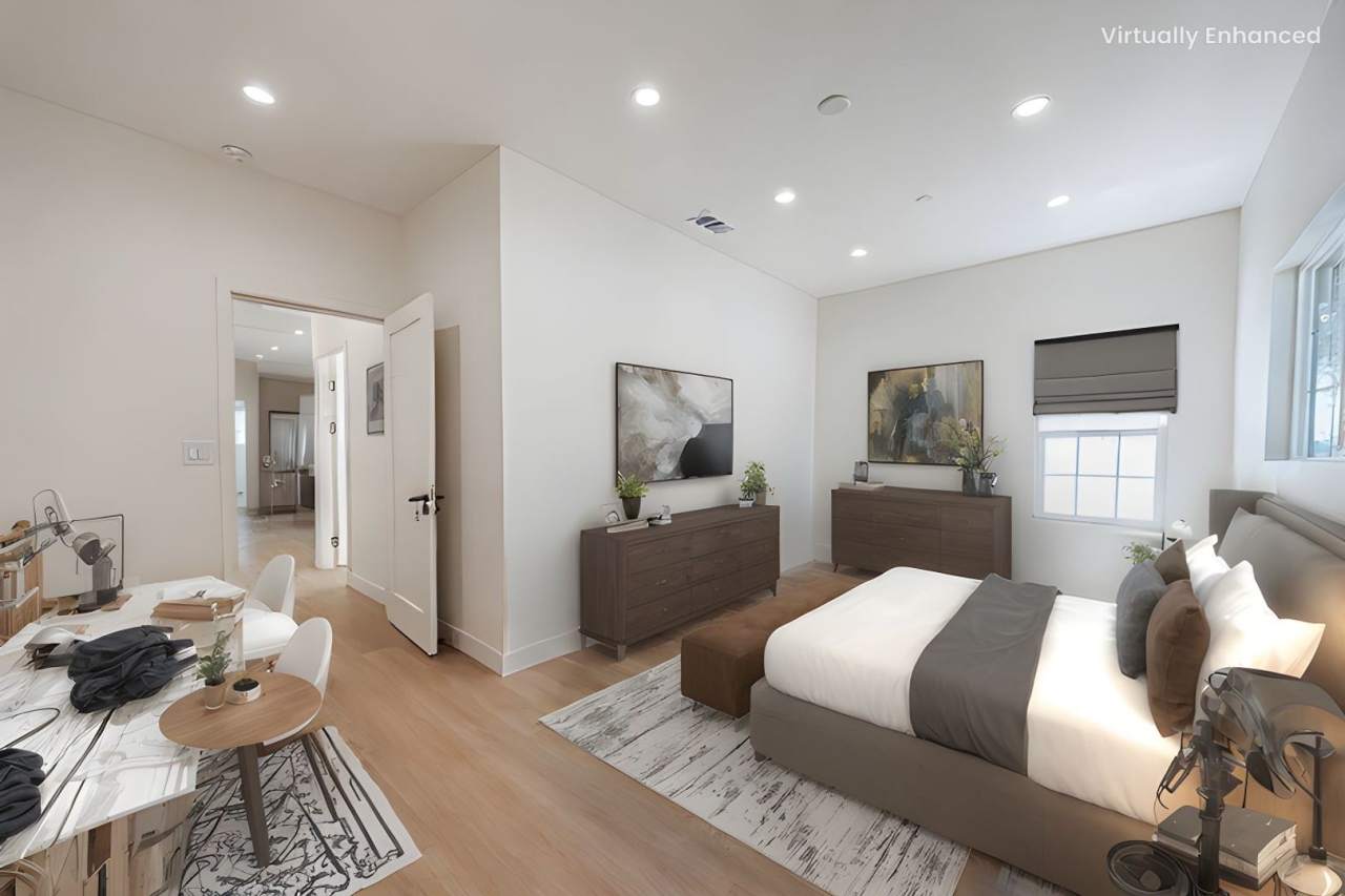 Modern Upstairs 3-Bed/2-Bath at 4222 – 1 Month Free and Free Parking Included!