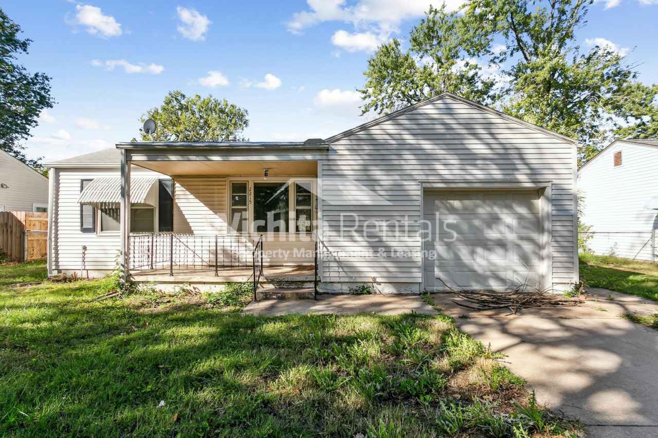 Move-In ready 2 bed/ 1 bath + 1 car garage