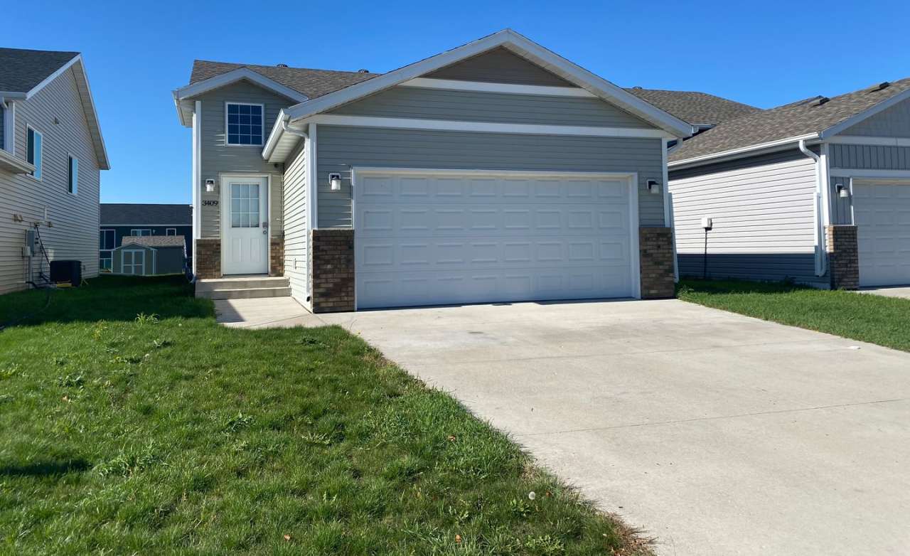 Modern 4 Bed, 2 Bath Home in South Moorhead – Stylish Living with Space to Spare!