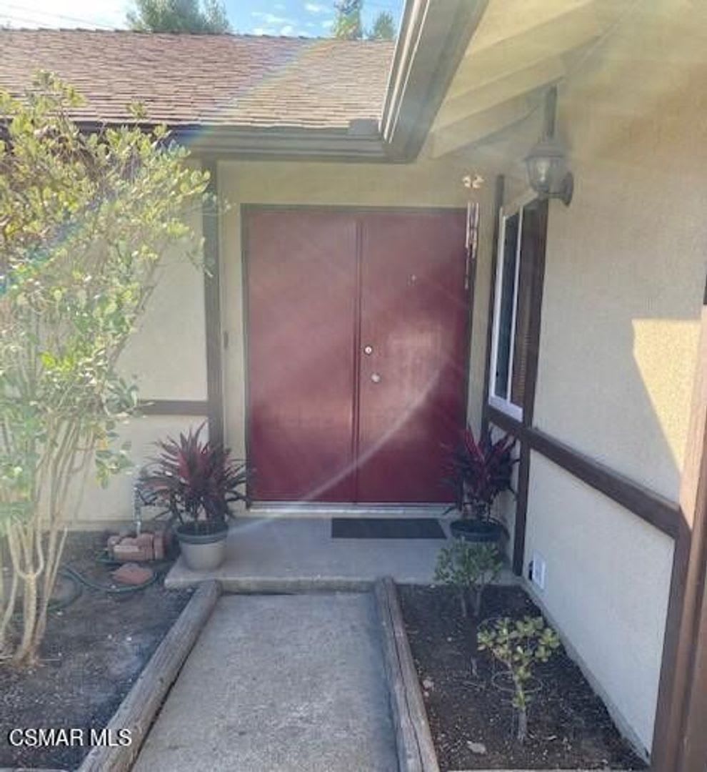 Beautifully updated, Thousand Oaks 4 + 2 single story home